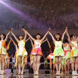 『AKB48グループ臨時総会～白黒つけようじゃないか！～』最終日夜公演が開催したAKB48（C）AKS
