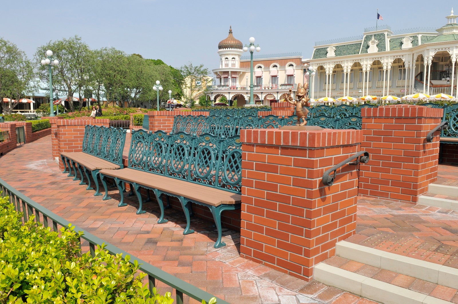 東京ディズニーランドバケーションパッケージ専用鑑賞席 プラザガーデン（C）Disney