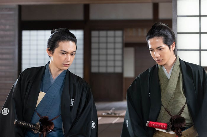 吉沢亮、志尊淳(C)NHK