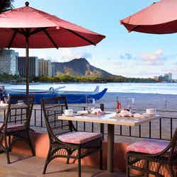 ロイヤルハワイアンホテルのサーフ ラナイ／画像提供：The Royal Hawaiian, a Luxury Collection Resort