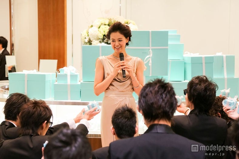 20人の男性から一斉にプロポーズを受ける黒谷友香