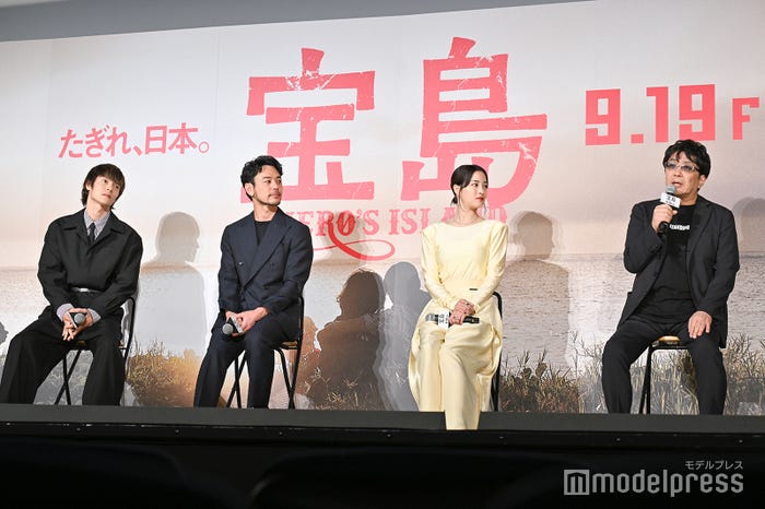 (左から)窪田正孝、妻夫木聡、広瀬すず、大友啓史監督(C)モデルプレス