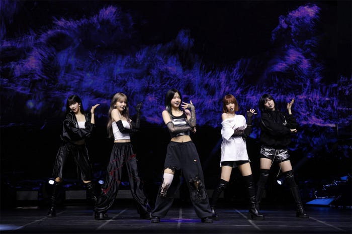 LE SSERAFIM/(左からKAZUHA、SAKURA、HONG EUNCHAE、KIM CHAEWON、HUH YUNJIN(P)&(C) SOURCE MUSIC