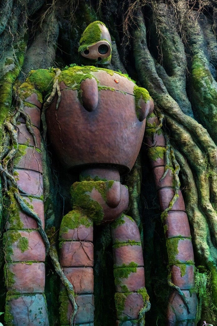 『天空の城ラピュタ』に登場する、高さ約4ｍのロボット兵がたたずむ場所。古き紋章や物語でシータとパズーに渡す花もあるので探してみてください