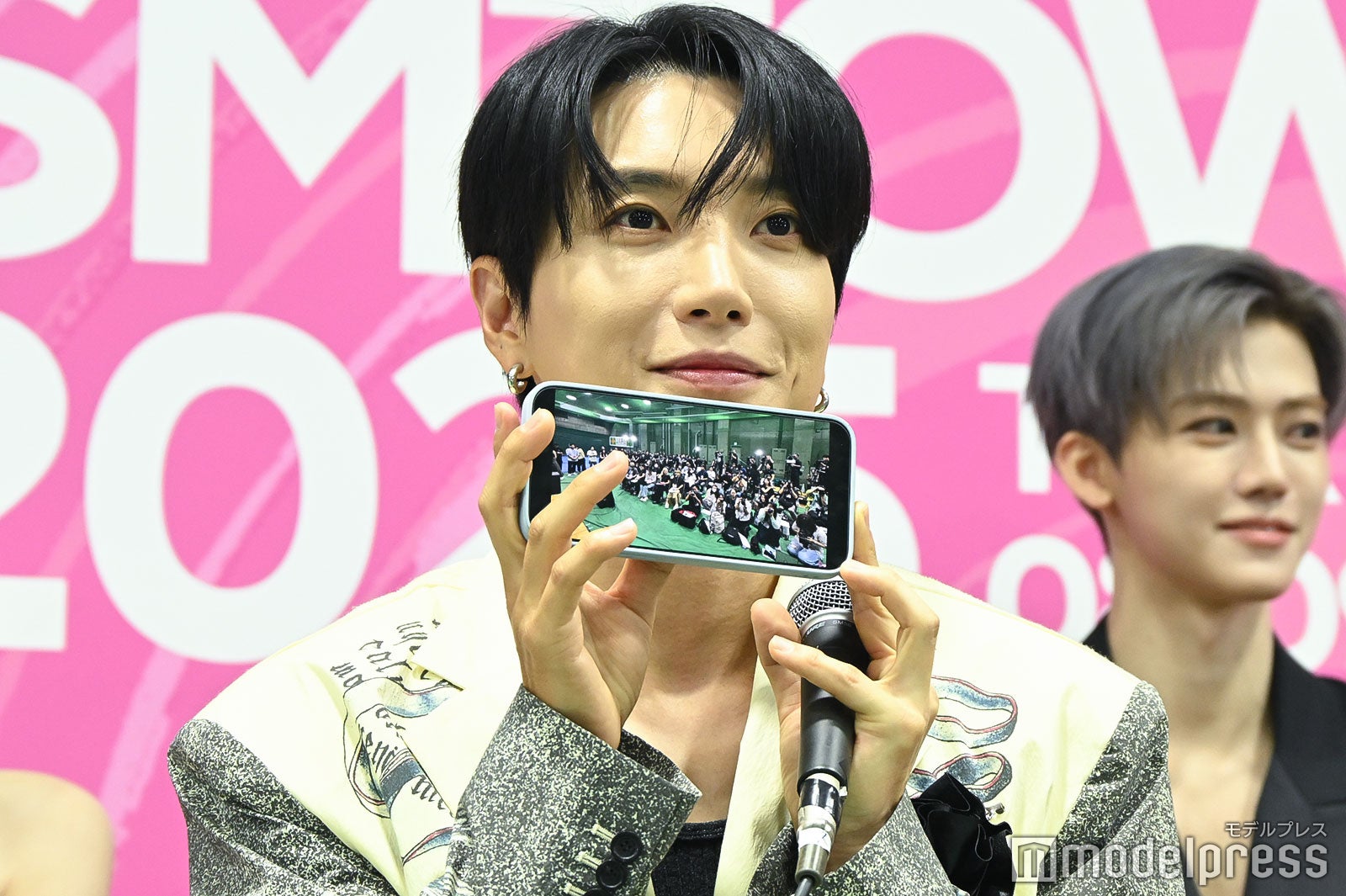 報道陣の写真をアピールするイトゥク（C）モデルプレス