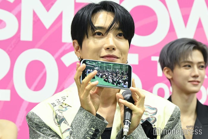 報道陣の写真をアピールするイトゥク(C)モデルプレス