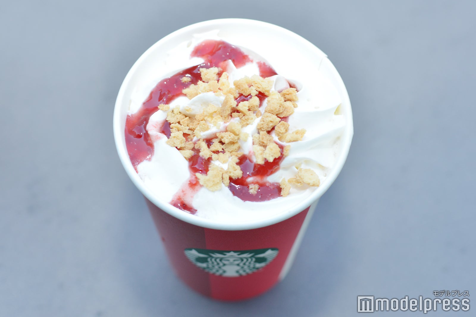 ホイップクリーム・ストロベリーソース・ビスケットをON （C）モデルプレス