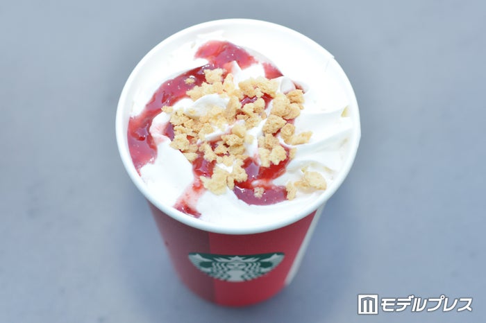 ホイップクリーム・ストロベリーソース・ビスケットをON （C）ビューティーガール