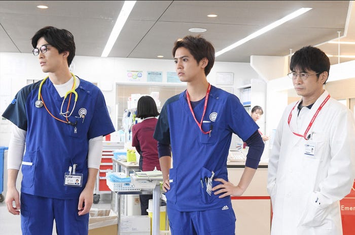 谷恭輔、片寄涼太、萩原聖人/「病室で念仏を唱えないでください」第1話より(C)TBS