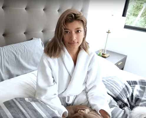 ローラ、寝起きバスローブ姿でモーニングルーティン紹介 「すっぴん可愛すぎ」「女子力高い」と反響