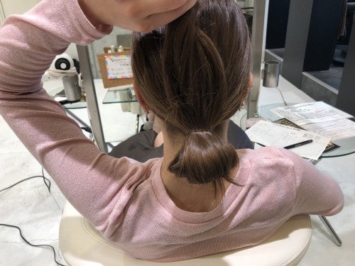 写真のように髪で輪っかを作り、毛先が上にくるようにくくります。