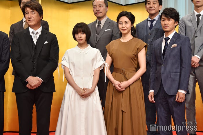 (左から)草刈正雄、広瀬すず、松嶋菜々子、藤木直人(C)モデルプレス