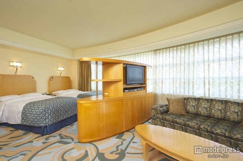 最大10名宿泊できるファミリールーム （ｃ）Disney 