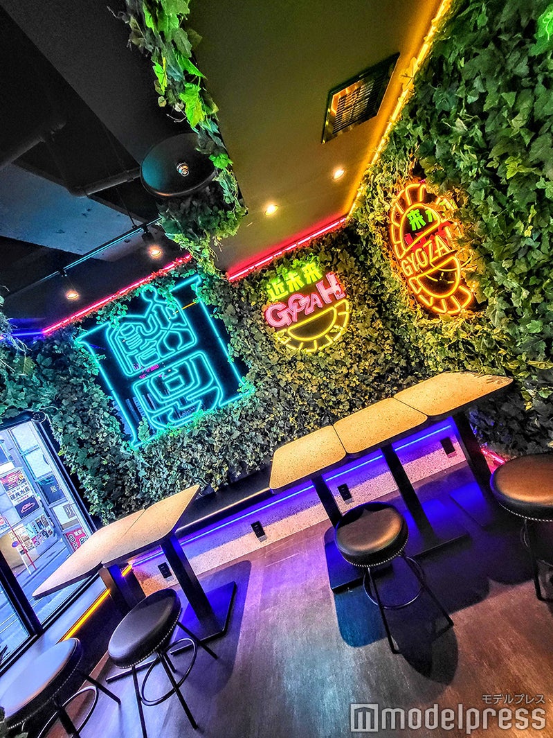 「近未来餃子H」店内の様子（C）モデルプレス