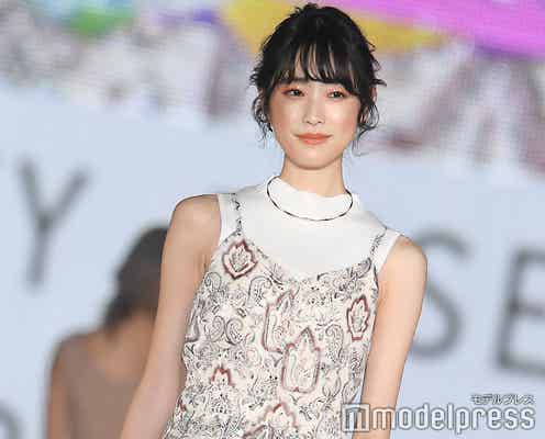 高橋ひかる、大胆スリットワンピで雰囲気ガラリ 白肌美脚輝く<関コレ2019S/S>