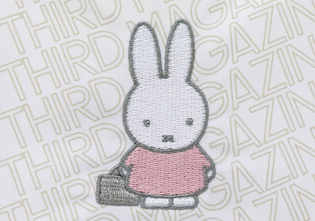 ポーチに施されたミッフィーの丁寧な刺繍のアップ