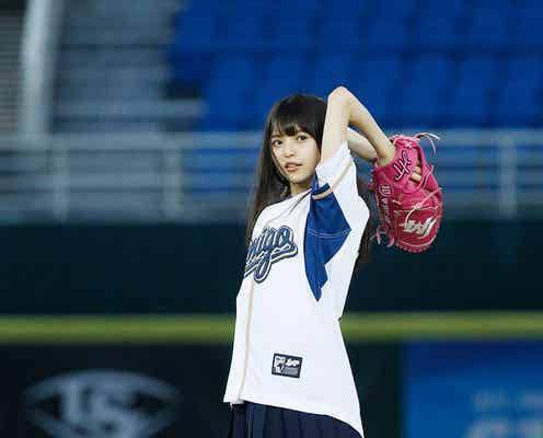 乃木坂46齋藤飛鳥、台湾で初の始球式 野茂英雄氏の“トルネード投法”披露