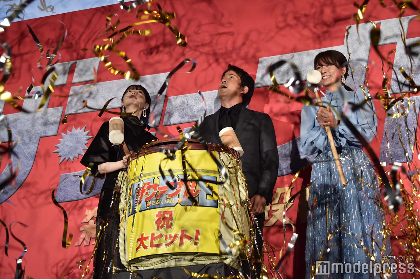 金銀色テープが舞う中、平手友梨奈、岡田准一、木村文乃も笑顔（C）モデルプレス