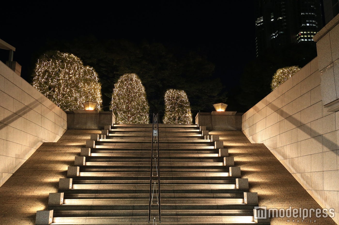 新宿パークタワー・告白の階段／画像提供：西新宿街ぐるみプロジェクト