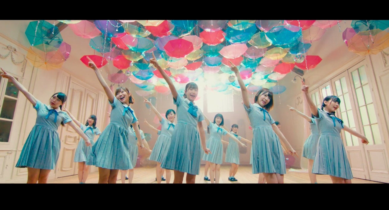 HKT48の10枚目のシングル「キスは待つしかないのでしょうか？」MVより（C）AKS