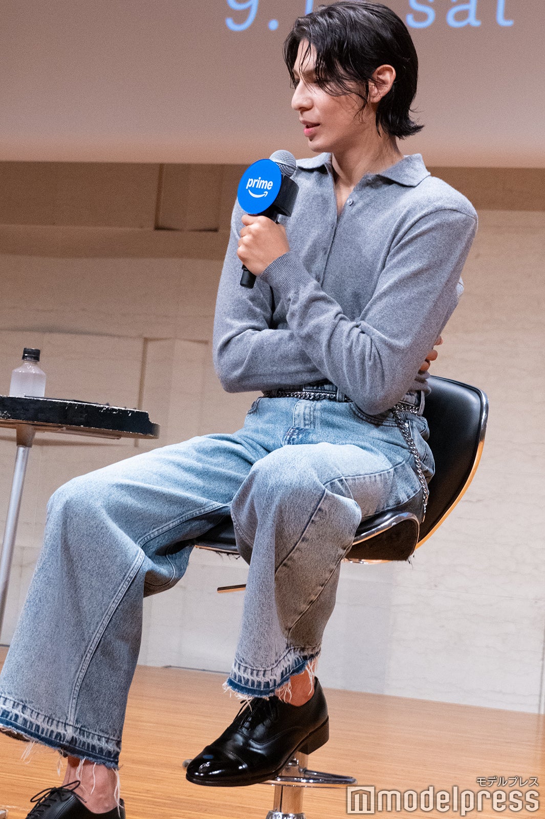 取材陣からの質問に1つひとつ丁重に回答するラウール（C）モデルプレス