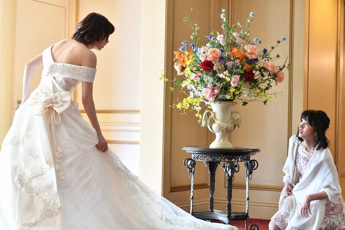 (左から)飯豊まりえ、波瑠 (C)TBS