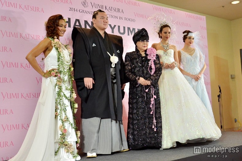 （左より）クリスタルケイ、白鵬、桂由美氏、道端アンジェリカ、絵美里