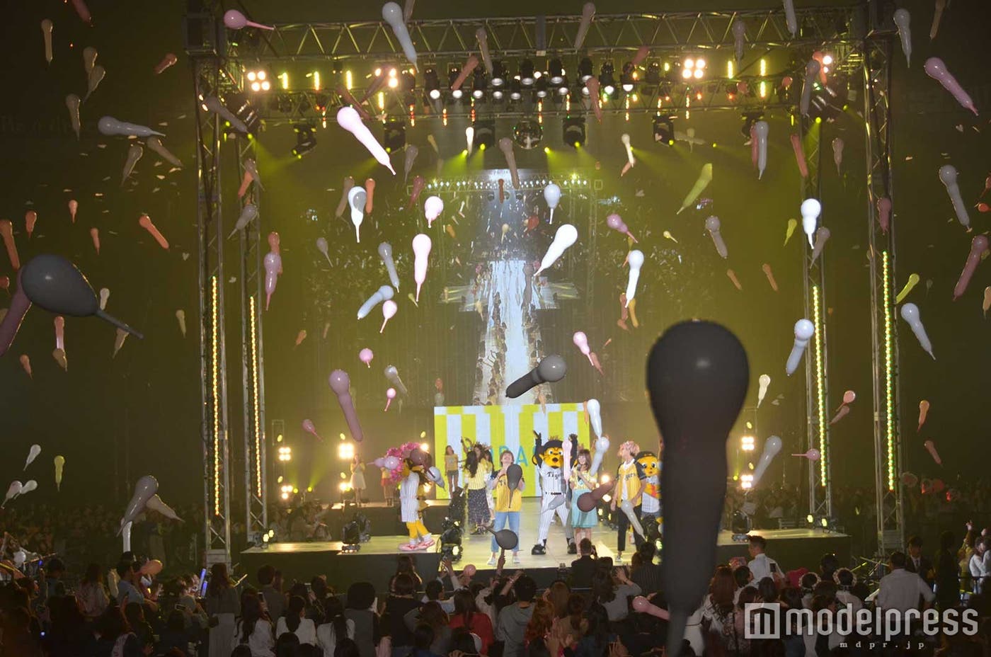 白と黄色、ピンクの風船が舞った(C)モデルプレス