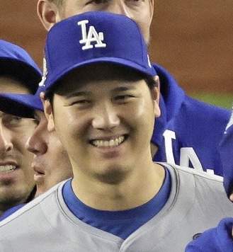 大谷翔平がフリーマンを祝福ハグ→左肩ポンポン！通算2500安打達成のベテランの元へベッツ、マンシーも次々と ドジャースのベンチ内が胸アツ