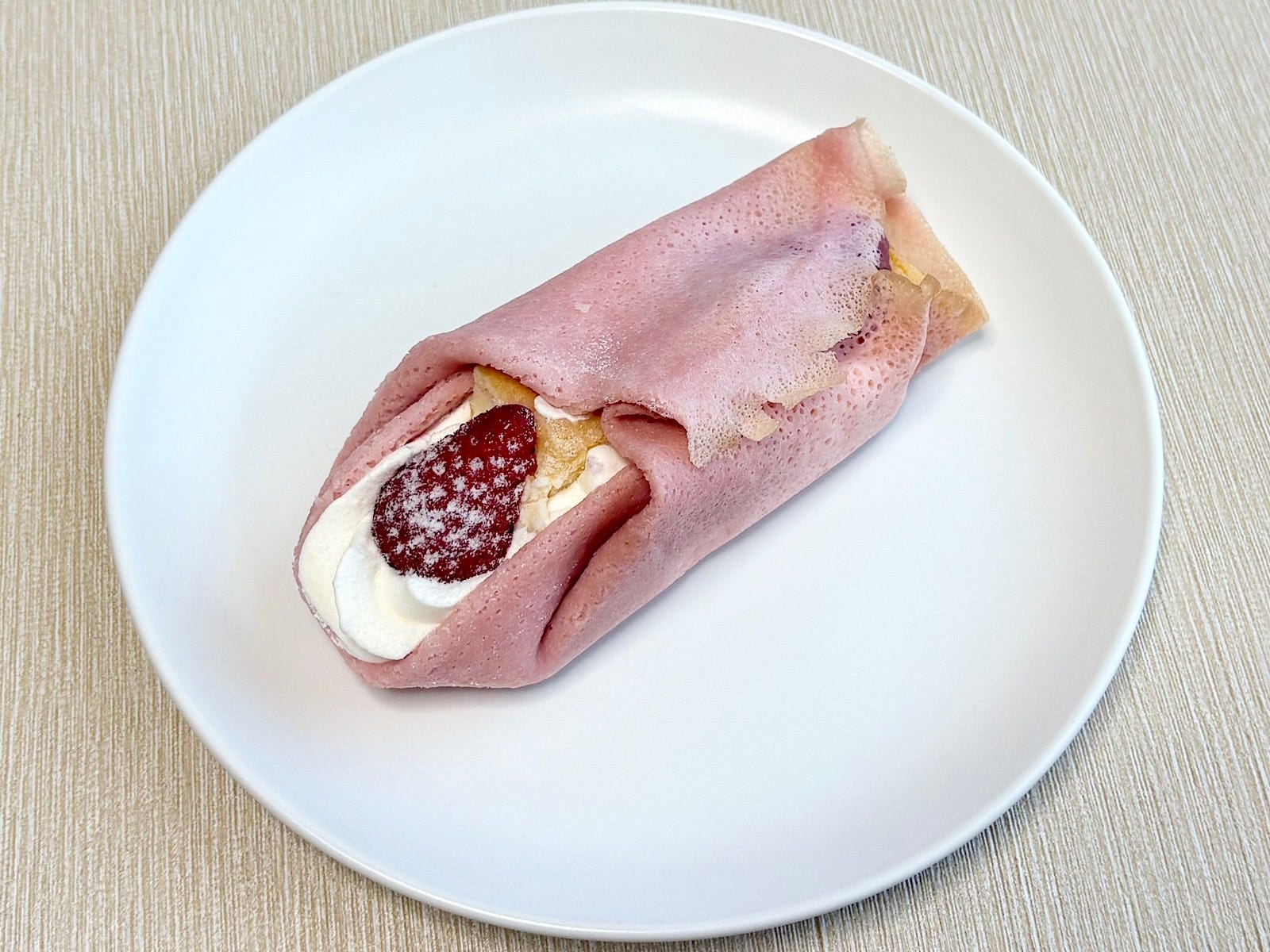 ピンク色の小ぶりなクレープがかわいい！