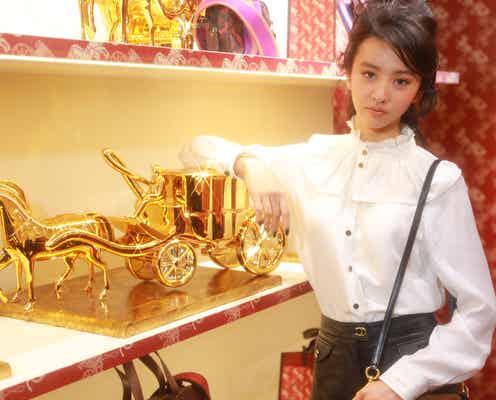 Koki,「COACH」アイテムで華やかに登場