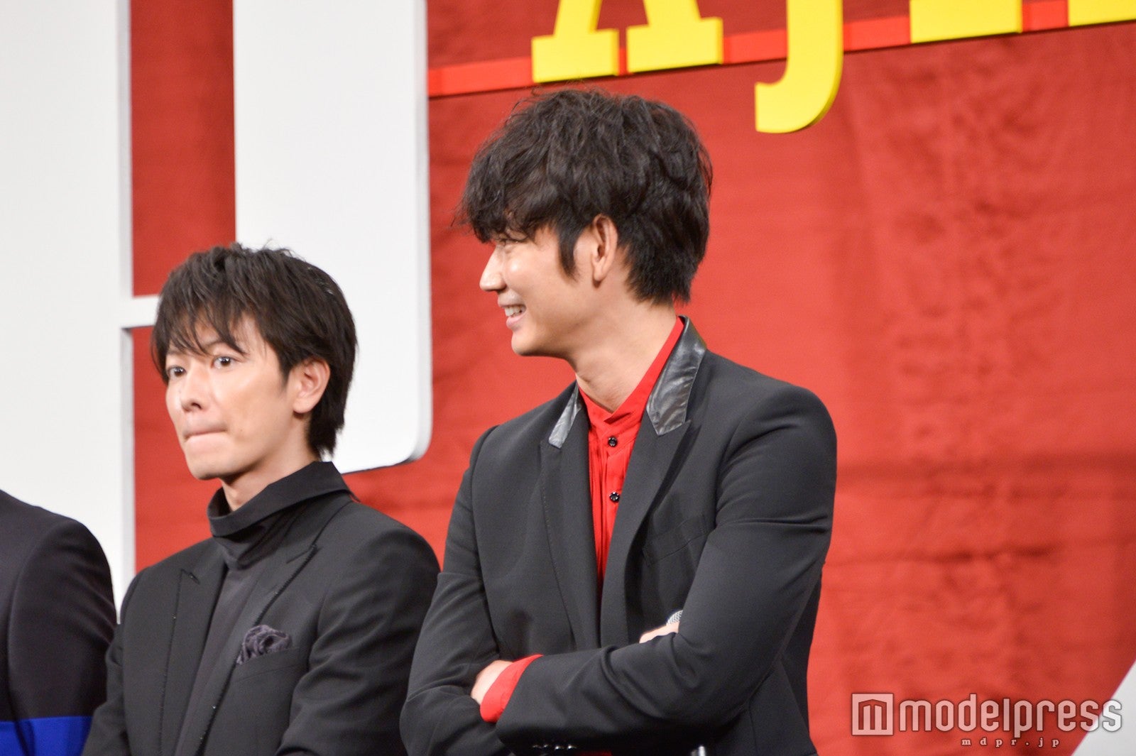 千葉雄大に目を細める綾野剛（C）モデルプレス