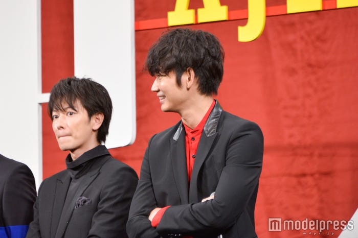 千葉雄大に目を細める綾野剛(C)モデルプレス