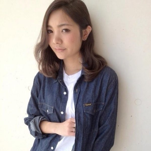 女度が上がる前下がりのセミロング特集 小顔に見せる大人のおしゃれヘアをご紹介 モデルプレス 女度が上がる前下がりのセミロング特集 小顔に見せる大人のおしゃれヘアをご紹介 モデルプレス