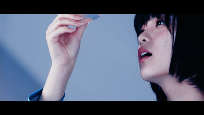 坂道AKB『誰のことを一番 愛してる?』ミュージックビデオより(C)AKS