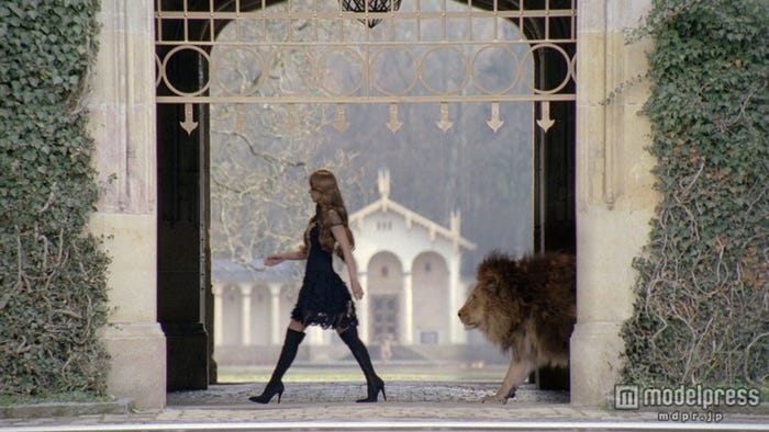 安室奈美恵出演のTVCM「オレオドール」篇のライオン従え、古城を歩くシーン