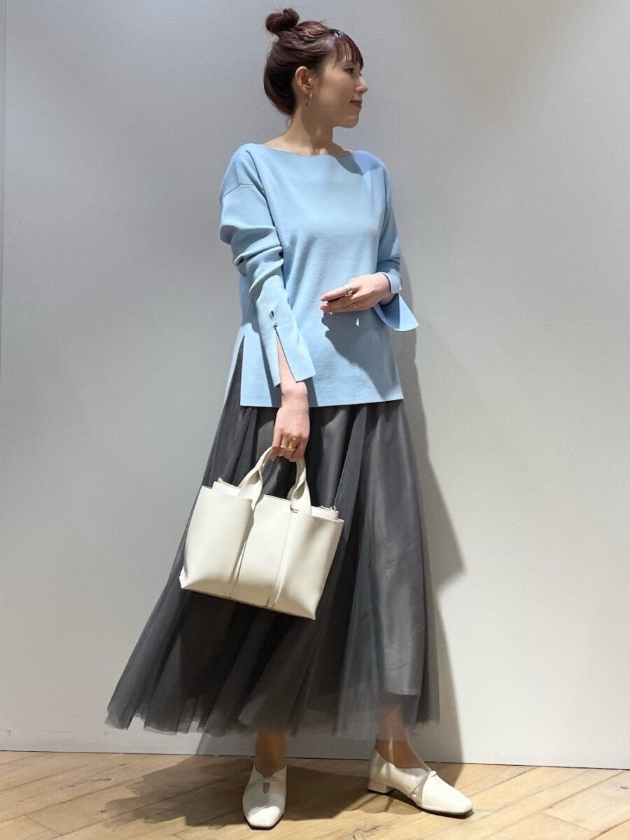 グレーチュールスカートコーデ 2026春大人女性おすすめブルーニットグレーチュールスカートコーデ