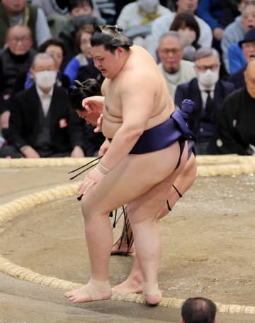 大の里がまさかの初日黒星 土俵下で呆然と一点を見つめる 若隆景を突き放せず一気に押し出される