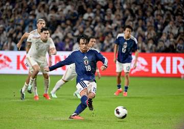 日本代表戦が大荒れ決着 試合終了間際ベネズエラのPK獲得一転・・・VARで直前場面の日本のPK判定→決勝点に 異例の判定変更にベネズエラ大激怒で主審に詰め寄り、整列・挨拶拒否 指揮官も怒り「非常に驚いた」
