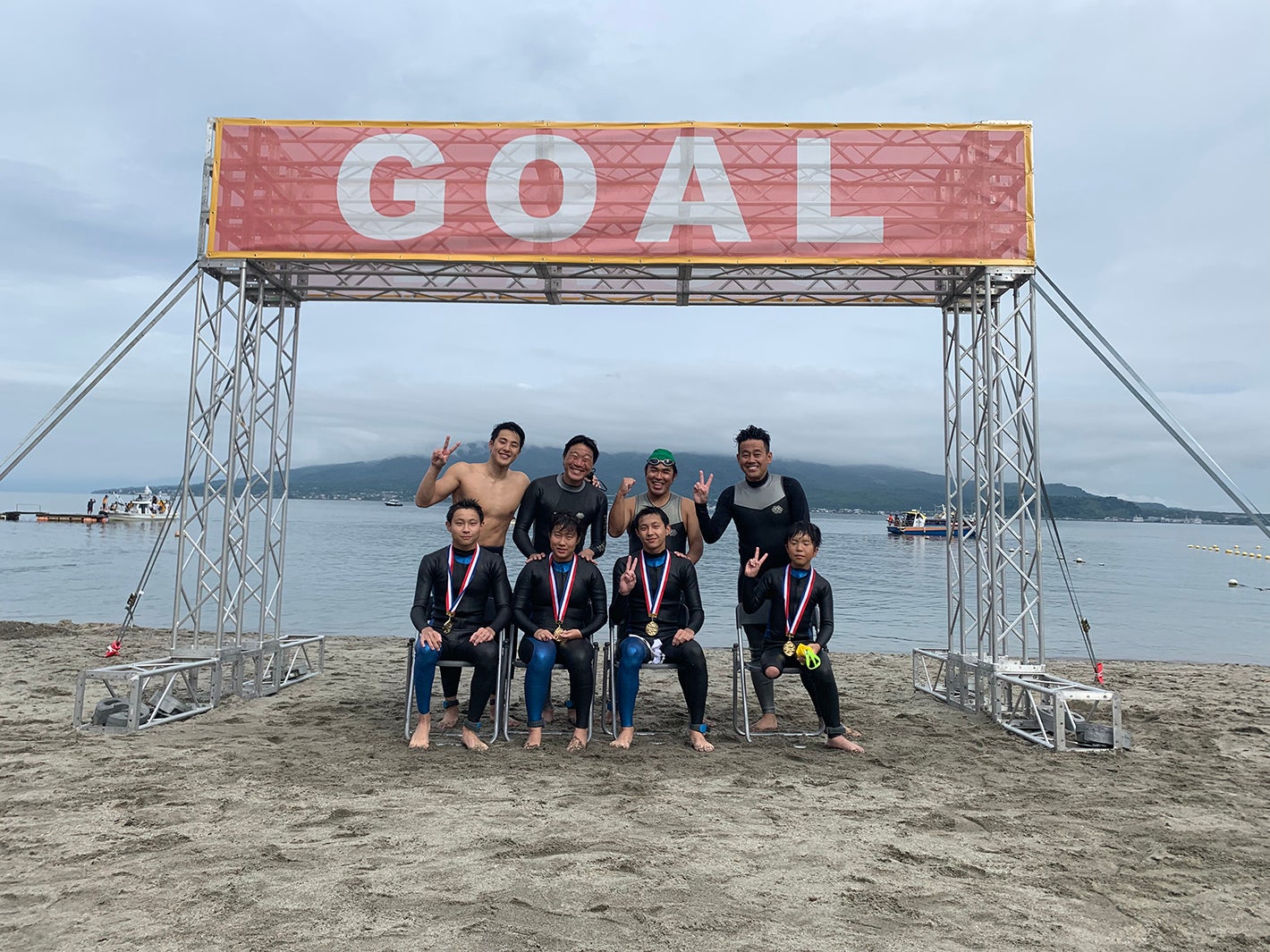 宮川大輔・みやぞんらイッテQメンバー、遠泳ゴール　瀬戸大也選手から子どもたちへプレゼントも＜24時間テレビ42＞