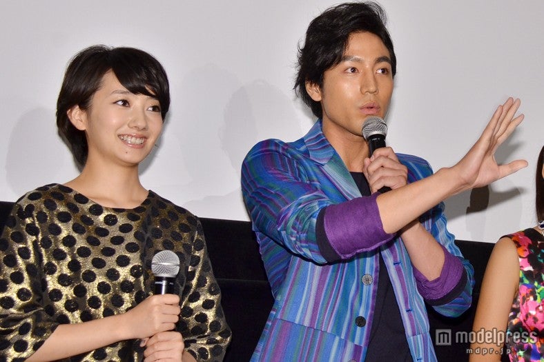 【左から】波瑠、小柳友