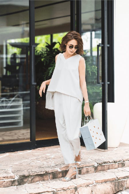 ホワイトセットアップ¥9,500/アパートバイローリーズ(アダストリア) サングラス¥3,500/アパートバイローリーズ(アダストリア) バングル¥21,000/アルポ(ズットホリック) 2wayタッセルバッグ¥8,000/アンデミュウ(アダストリア) サンダル¥7,900/アパートバイローリーズ(アダストリア)(C)TOPLOG