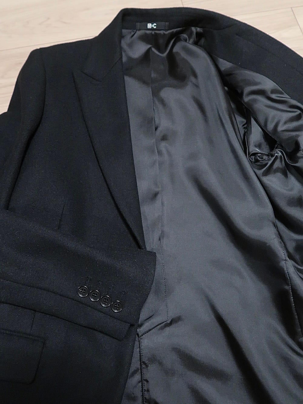 控えめな光沢感のある裏地がついています