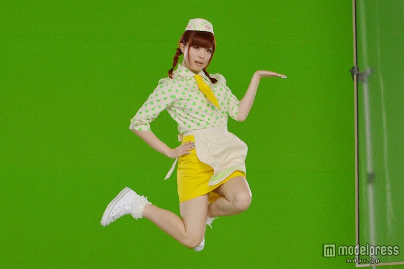 ファーストフード店員衣装のきゃりーぱみゅぱみゅ