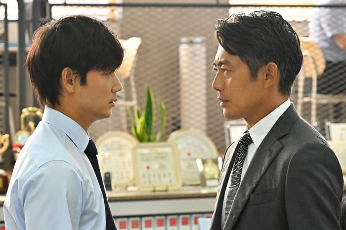 綾野剛、反町隆史/「オールドルーキー」第9話より(C)TBS