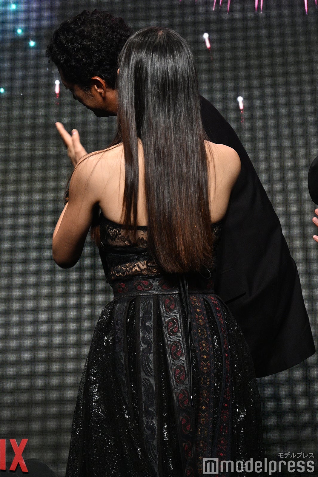 土屋太鳳、背中ざっくり変形ドレス姿披露 三吉彩花は透けタイツから