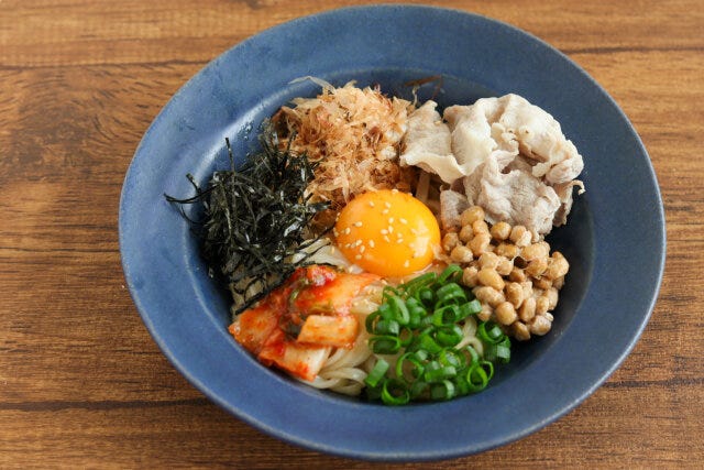 お好みの具材でアレンジ プラスで納豆とキムチをのせる お好みの具材でアレンジ プラスで納豆とキムチをのせる