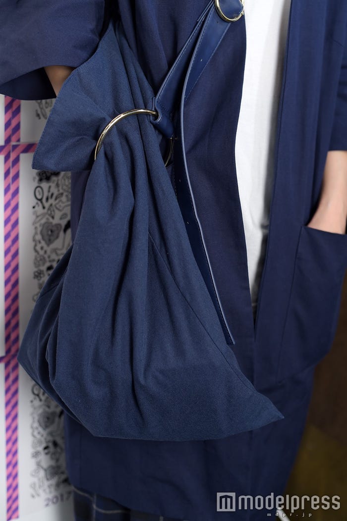 バッグもネイビー(C)モデルプレス
