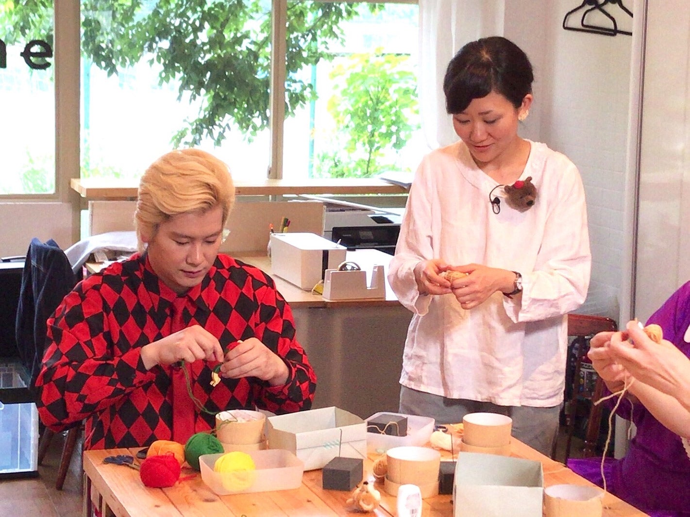 （左）カズレーザー （C）モデルプレス