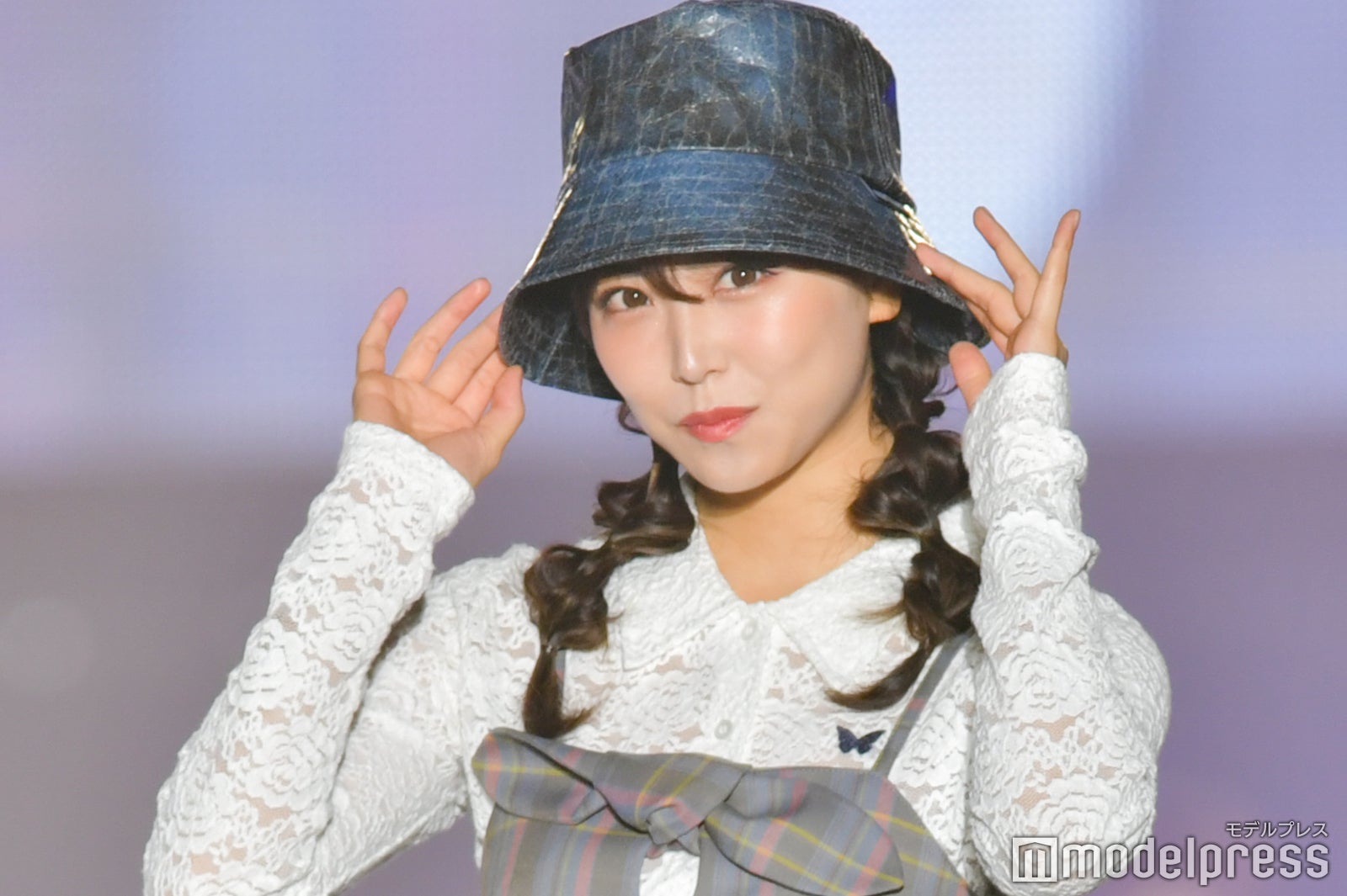 NMB48卒業発表の白間美瑠、ミニワンピで美脚チラリ＜関コレ2021S／S＞